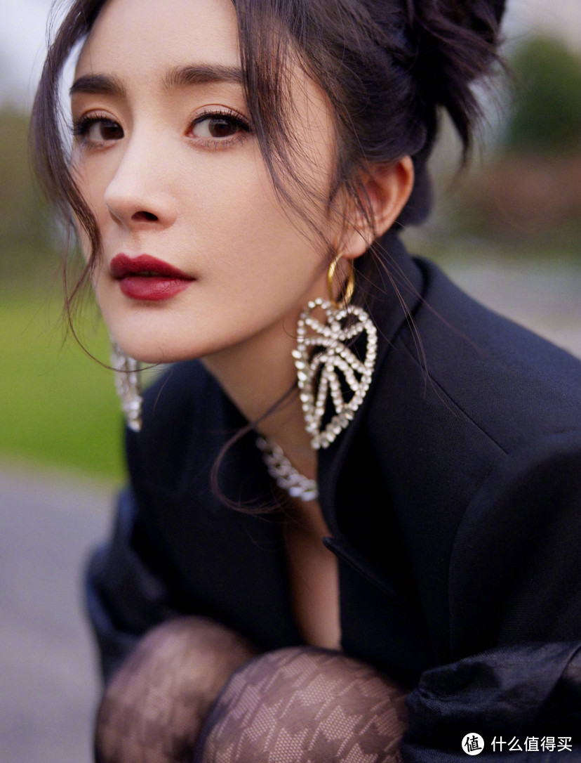 美腿很长，要忍一下？不忍了！名牌丝袜买买买，美腿秀出来