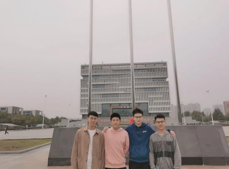 武汉“学霸”四兄弟：考进同所大学，全员斩获奖学金，如今又集体保研985！