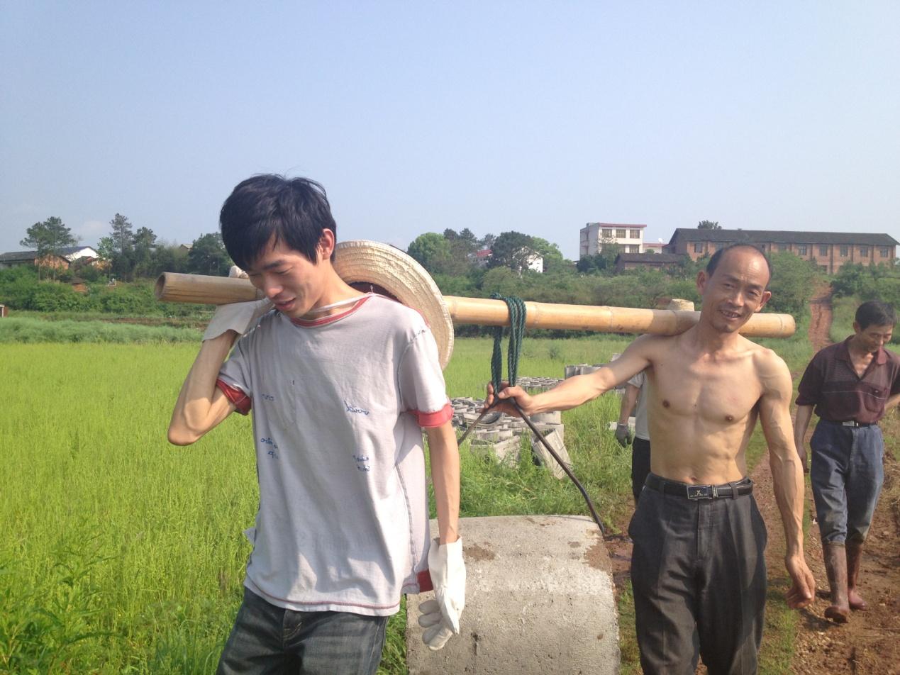 耶鲁大学毕业的高材生，放弃百万年薪，只为做月薪一千多的村官