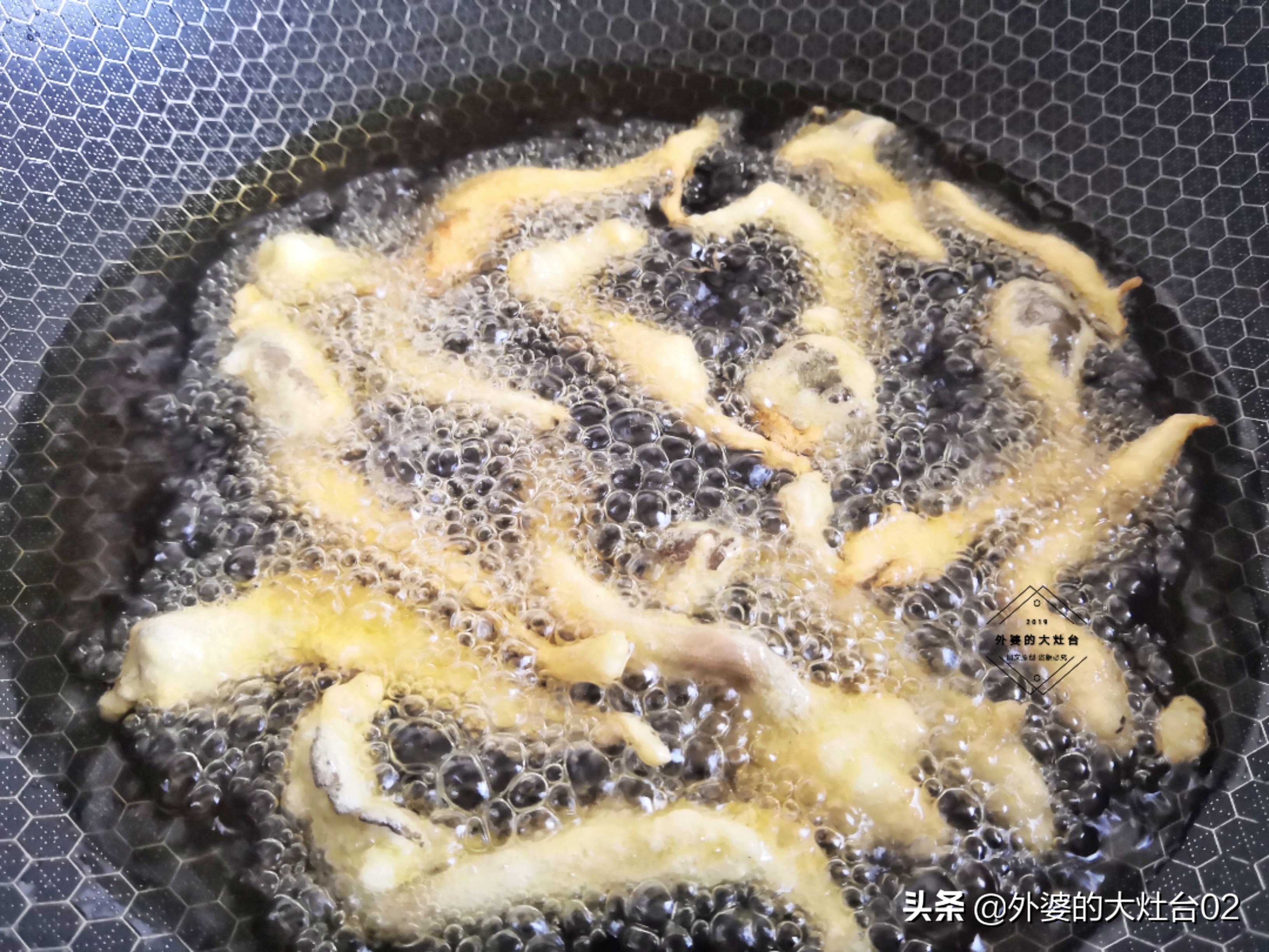 椒盐蘑菇怎么做咸香酥脆？原来下锅时间有讲究，做对了比炸鸡好吃