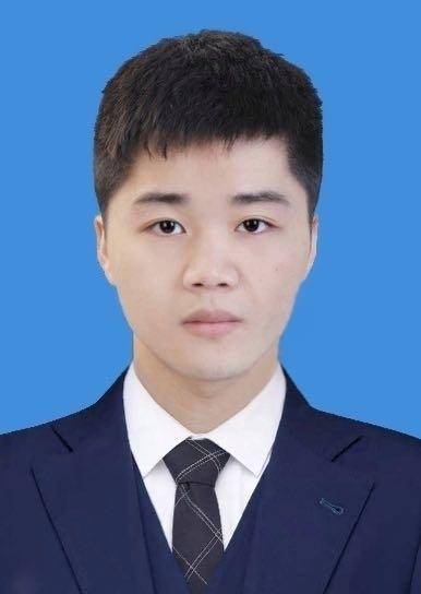 大学提前毕业（25岁担任）