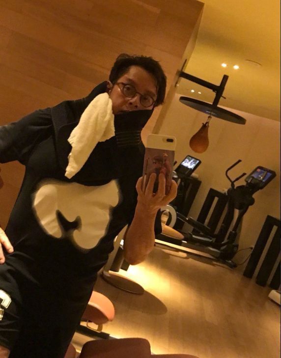 谭咏麟发文否认不实言论，对方继续放锤，晒开房照坐实睡粉传闻