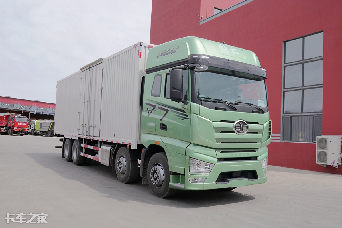 解放j7载货车的外观与牵引车保持了一致的设计风格,整体高大霸气.