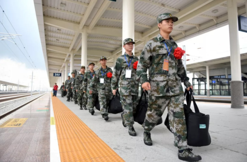 在校大学生迎来好消息，参军有机会保送军校，不过有两个前提条件