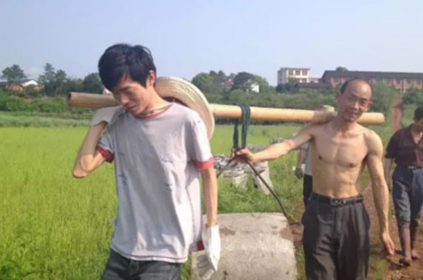 秦玥飞：放弃百万高薪回国当村官，月薪一千没房没车，是失败吗？