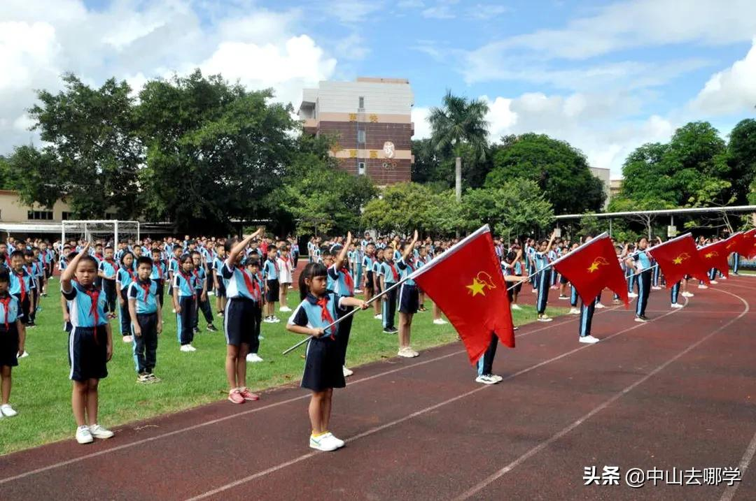 开学啦！现场多图预警：妈趴窗，爹爬墙，脸贴地！场面过于欢乐
