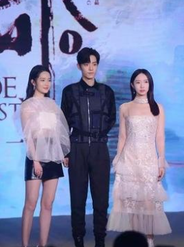 从普通人一跃成为当红流量小生，肖战的成功离不开她的支持，祝福