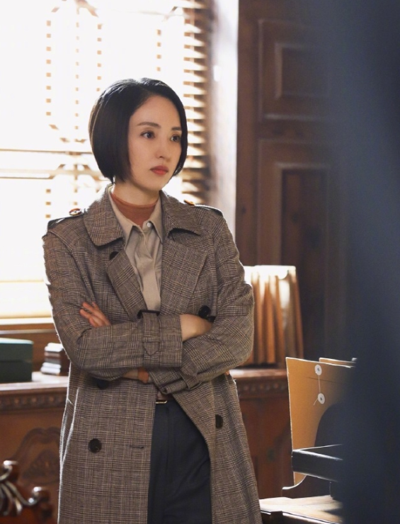 董璇晒4岁女儿自编舞蹈，劈叉超180度，意外暴露朴素家装背景