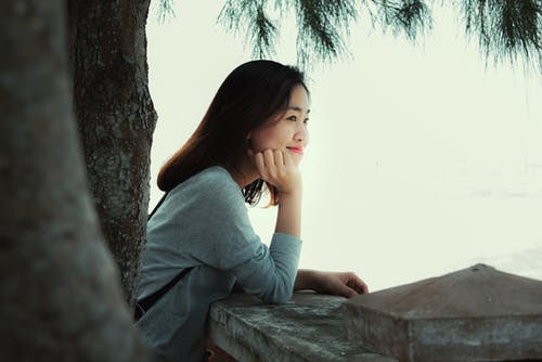 和女同学怎么聊天找话题，和喜欢的女同学聊天话题技巧