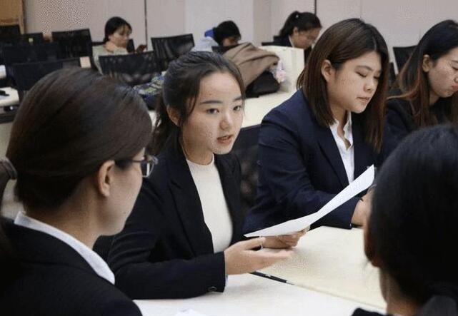 待遇不输公务员的“合同工”，薪资福利真不少，毕业生别错过