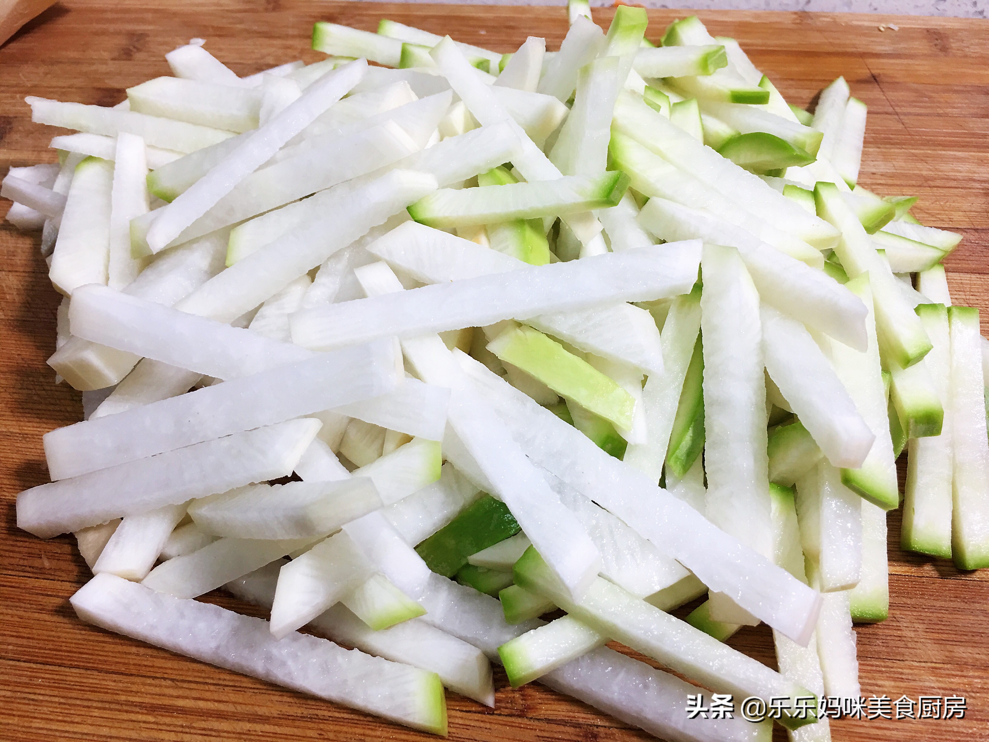 每年秋季，妈妈都用这方法腌咸菜，7种食材腌1瓮，够吃一冬