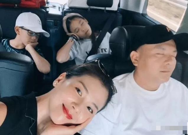 刘涛一双儿女罕见露面！王珂与12岁女儿亲密并行，儿子孤单尾随