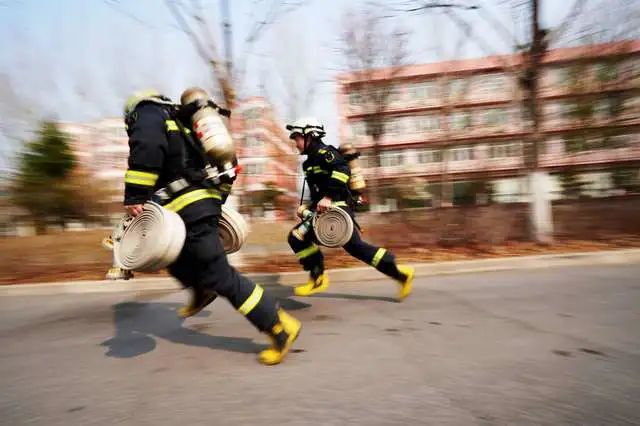 消防出警频上热搜，能有多快？10秒穿衣、45秒出车