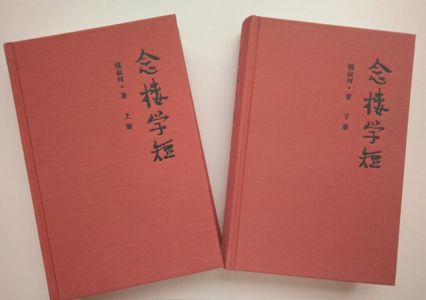 女娃笑靥如花，步履轻盈似风拂柳，天真烂漫惹人怜，真乃人间小仙童也。