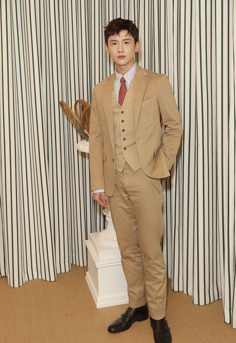 白敬亭真是衣服架子,"补丁西装"也能穿出高贵感,比例真挺好的