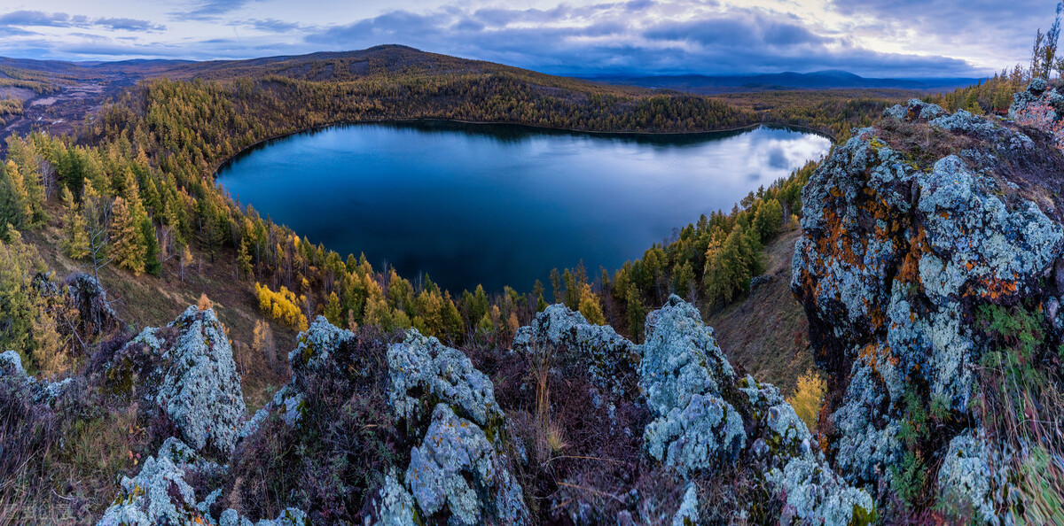 阿尔山天池典型的火山口湖阿尔山天池像一块晶莹的蓝宝石镶嵌在雄伟