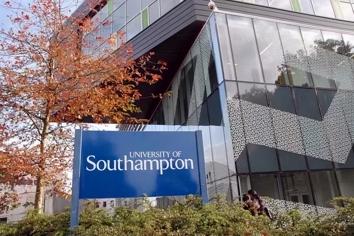 最新英国TOP20大学学费排名！剑桥位居榜首，牛津有些落后