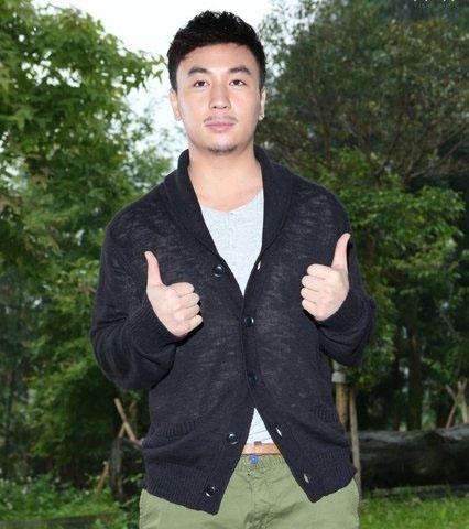 32岁释小龙，前女友是2婚3胎的何洁，分手后事业“翻身”无望？