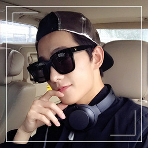 墨镜是明星的出街造型必不可少的装备,机场,街拍,度假绝对都少不了它