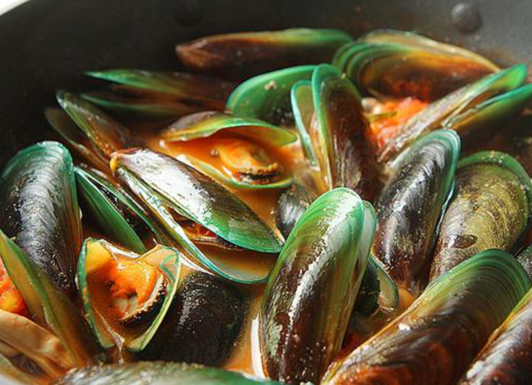 美味的青口，鲜香十足，和番茄一起焖制，汤汁浓稠，下饭美食