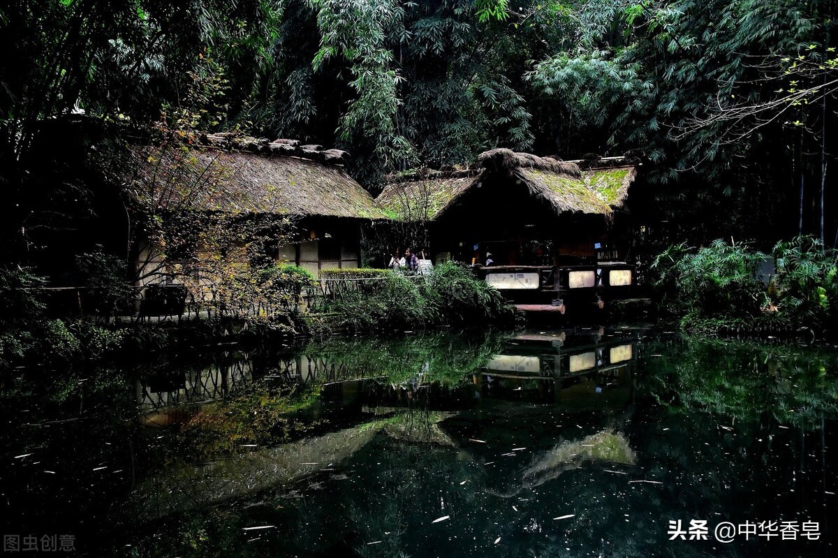 松烟入墨香膏，缕缕清新顺着窗隙，沁人香韵融入青草蛙鸣中