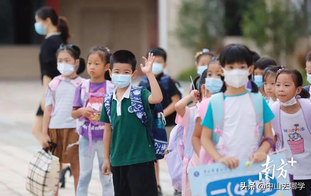 开学啦！现场多图预警：妈趴窗，爹爬墙，脸贴地！场面过于欢乐