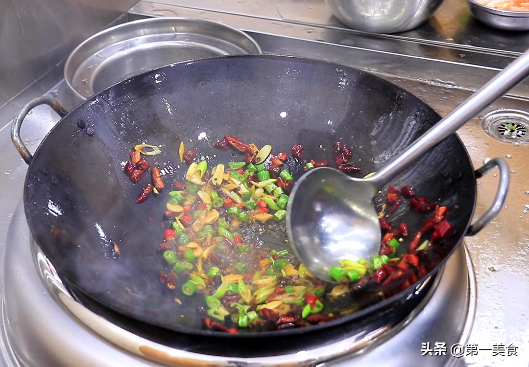 这才是干锅虾的正确做法，厨师长教你详细做法，香辣下饭，真解馋