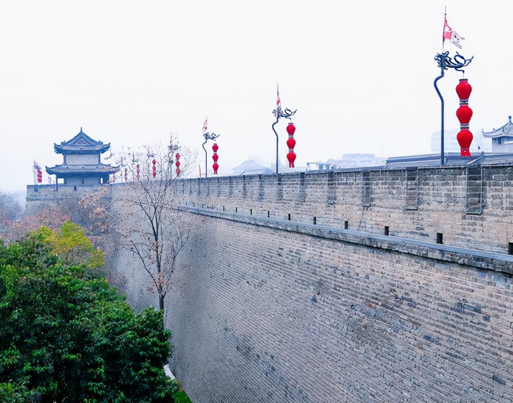 绕着圈往西骑，可以在途中看到美丽瞬间的日落，真的很美很浪漫