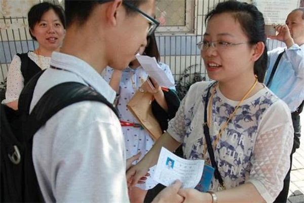 中考和高考当天，家长有必要“全程陪考”吗？聪明的家长这样做