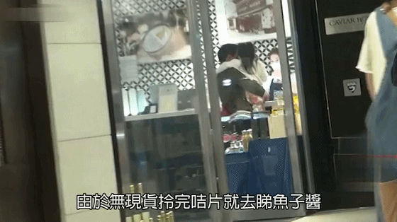 霍启刚抱四岁女儿买珠宝为晶晶庆生，两父女逛超市选购蛋糕白酒