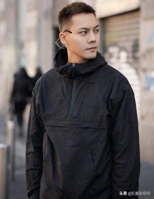 短发发型除了寸头,还有碎发,莫西干,子弹头等.