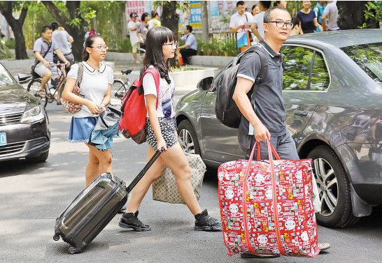 大学“穷酸”寝室排行榜，24人怎么挤一间？空中吊床给你安排好