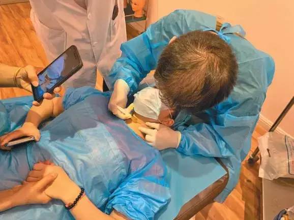 男记者卧底微整形速成班：学员互相注射抽血学习一周速成，“哪个（药）便宜用哪个”