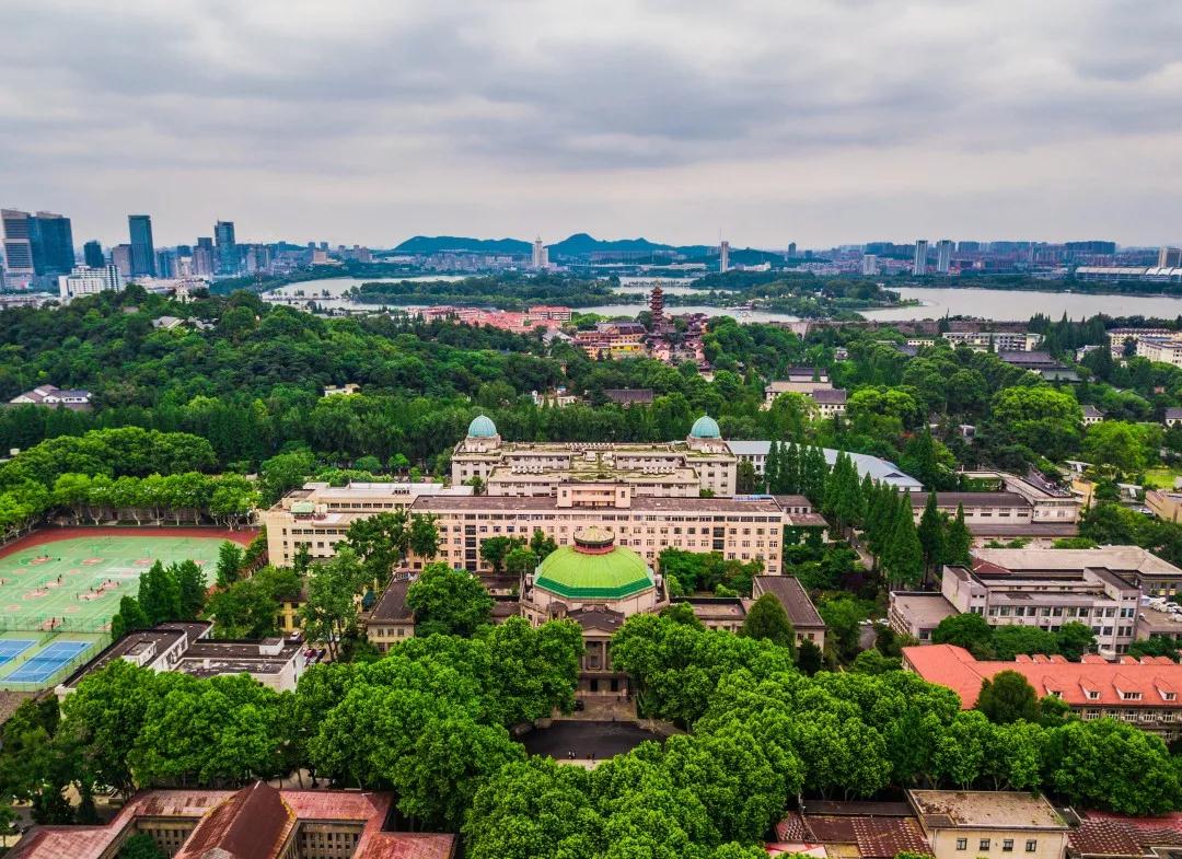 坐拥三大校区，占地5888亩，出门就是地铁，江苏这所985高校