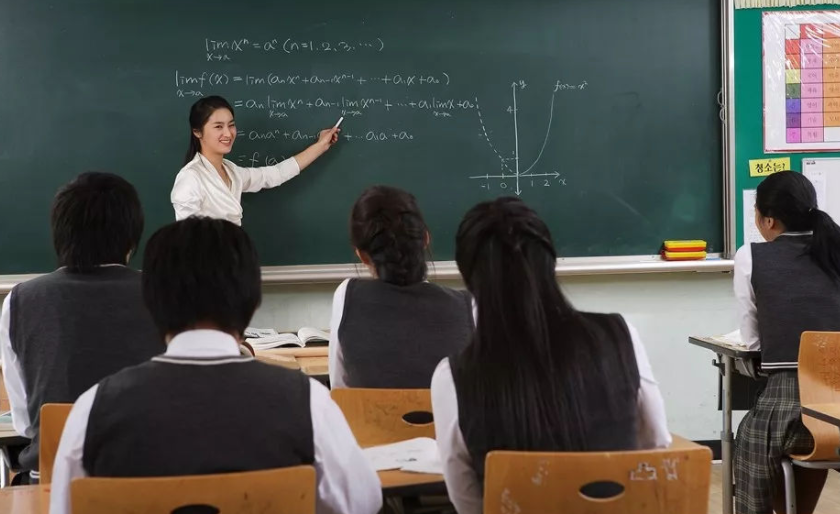 校长痛批教师上课两大现象，老师：烦请领导放下麦克风，站着开会