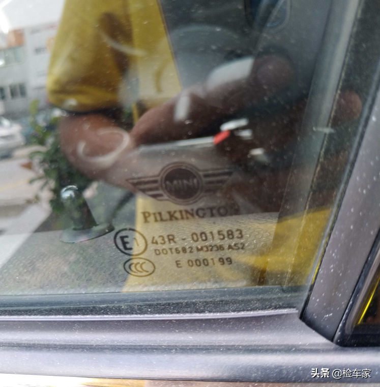 报价12万的宝马MINI，举起底盘吓一跳，一部件托底变形
