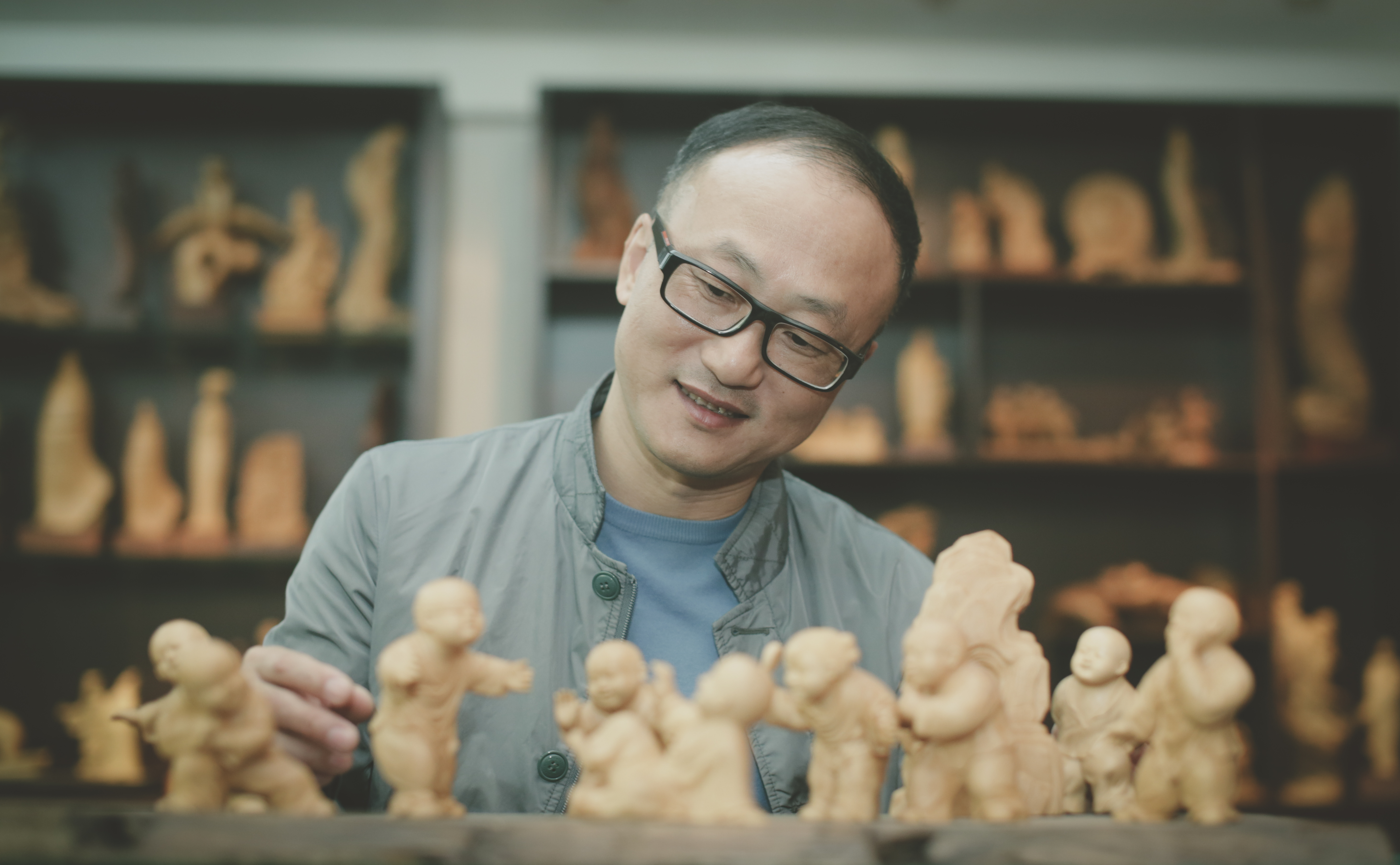 技艺精湛，匠心独运：手艺人以卓越技能展现无限乐趣与执着追求