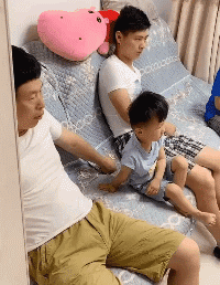 爆笑GIF趣图:找个女朋友容易吗?还给硬生生分开!
