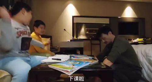 男子带俩孩子游泳，忽然被隔离！那画面简直不忍看…满屏生无可恋！网友：妈妈的痛苦体会到了吗