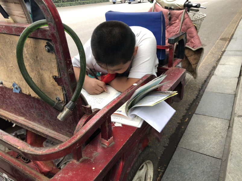 小学生作文《天命不可违》走红，一句逆天而行，逗得老师捧腹大笑