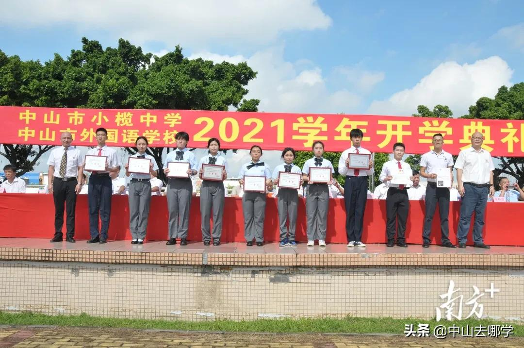 开学啦！现场多图预警：妈趴窗，爹爬墙，脸贴地！场面过于欢乐