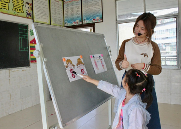 幼儿园午睡“男女不分床”，老师晒随手拍，父母在家长群闹翻天