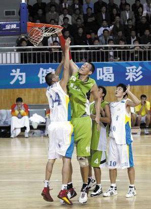 nba扣篮为什么会站人(不看照片不敢信，世界真有站着扣篮的巨人！球场遇到他们就投降吧)