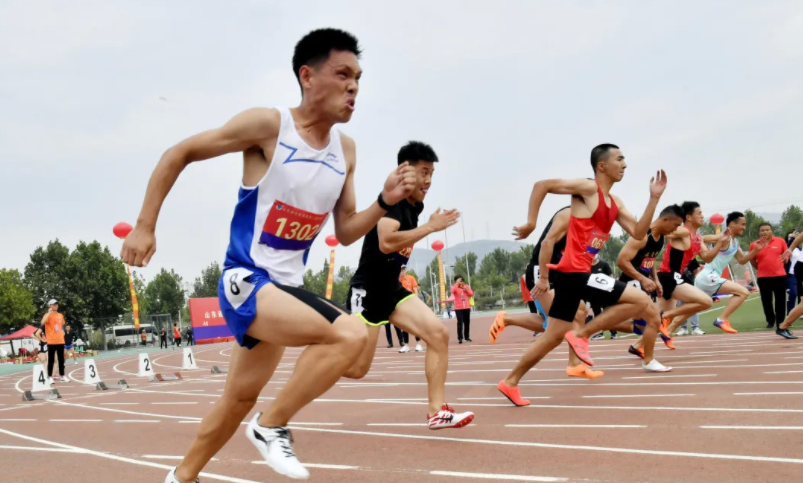 某高校运动会，4位女学生跳热舞，男生称动作不雅引发网友争议