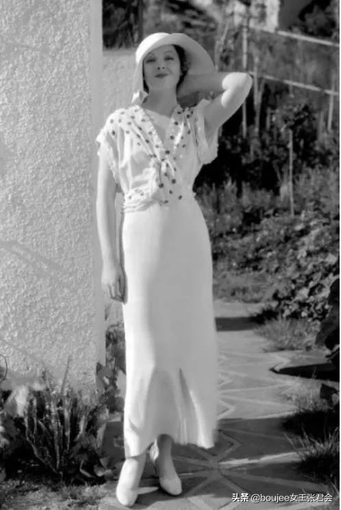 大寒时节的颈间风度——从纳芙蒂蒂王后开启的围巾简史