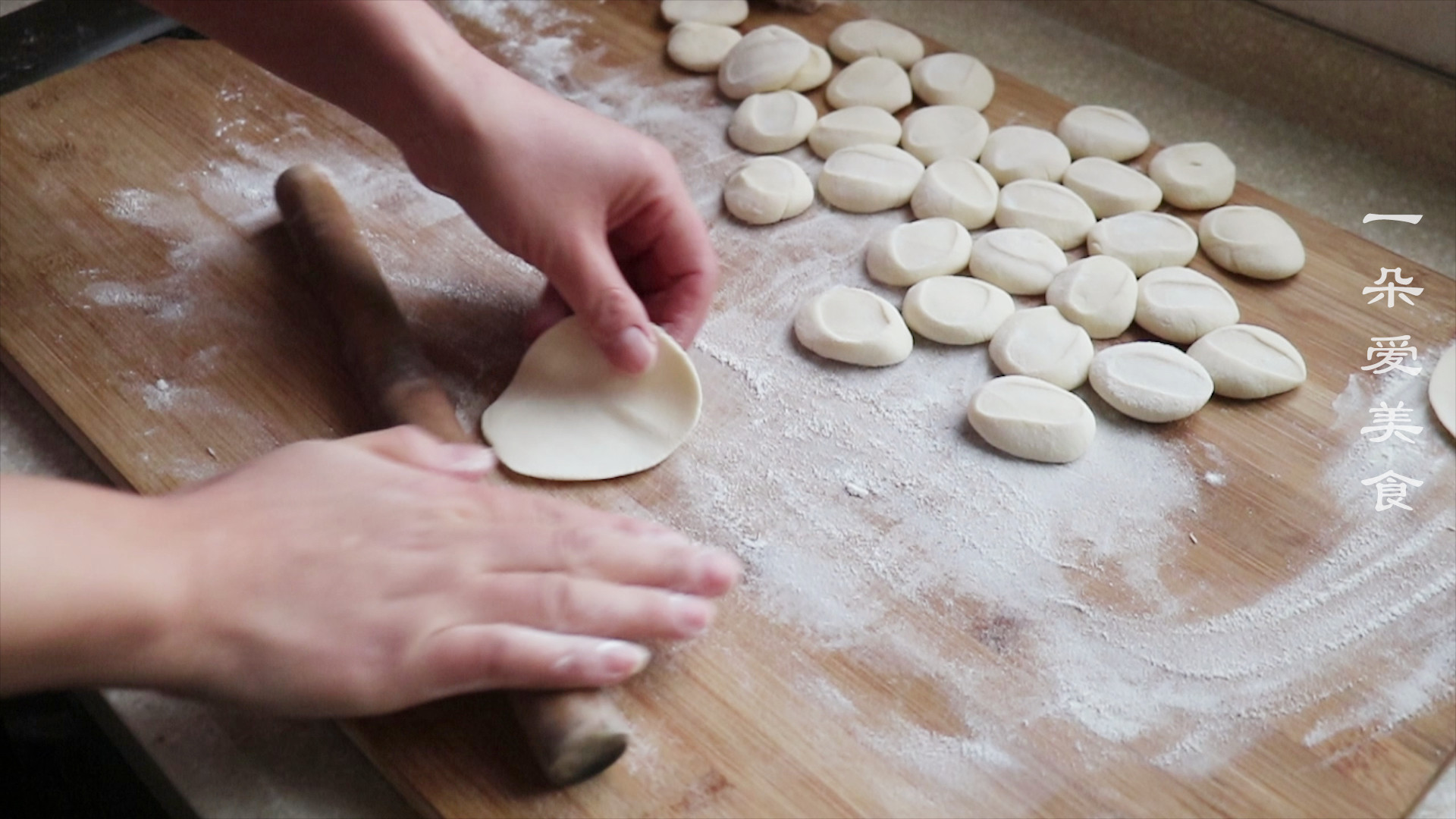 手工饺子最简单的做法，从和面到调馅，简单易学，比饭店吃的还香