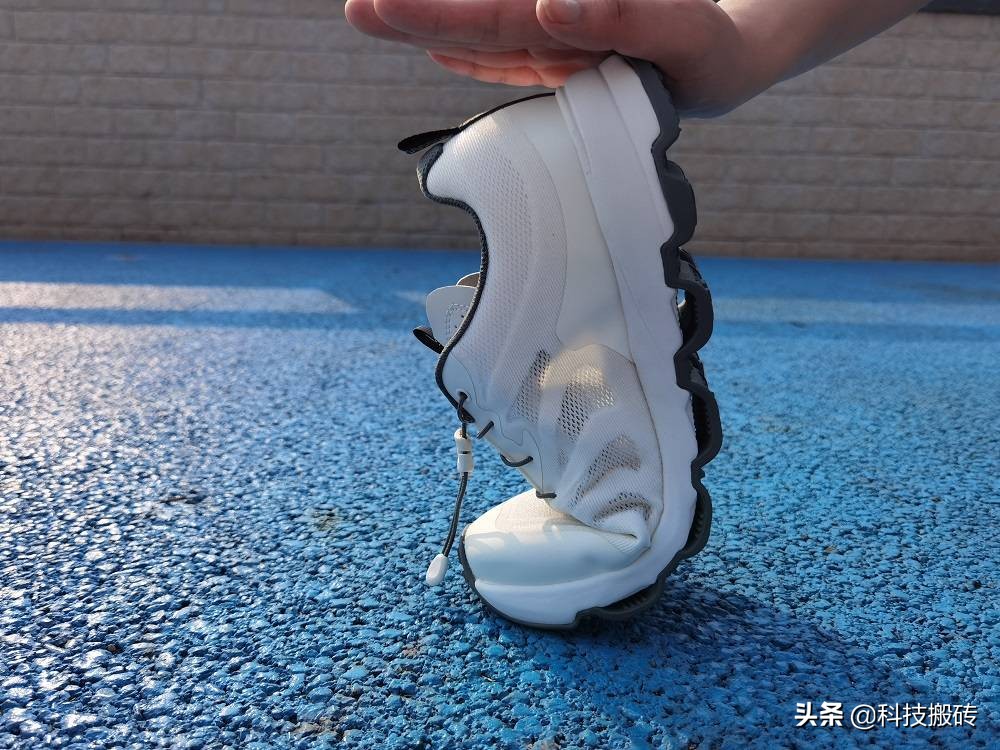 “拱桥式”鞋底，轻弹减震，诺诗兰SKYECO 徒步鞋体验