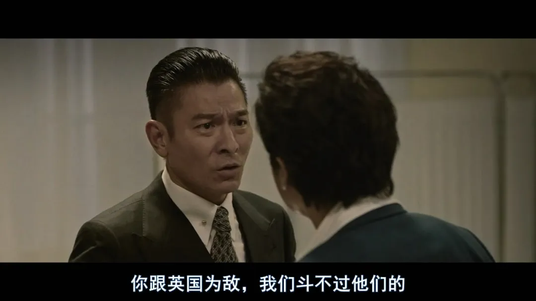 黑帮厮杀追入警署,还以为是拍电影