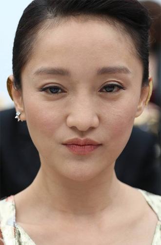 化妆后卡粉怎么办？快速解决卡粉问题的小技巧