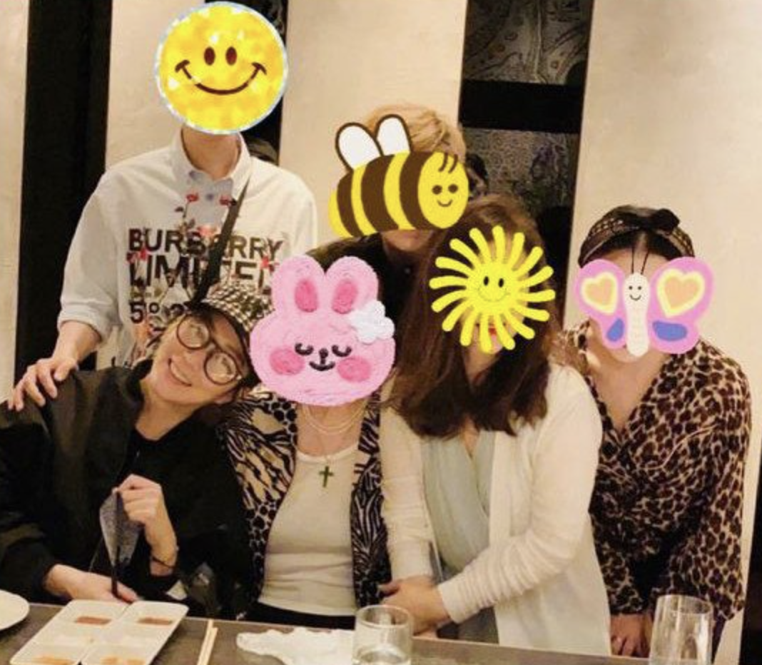 郑秀文晒全家福缅怀父亲，逾80岁母亲罕见露脸，面容慈祥气质优雅